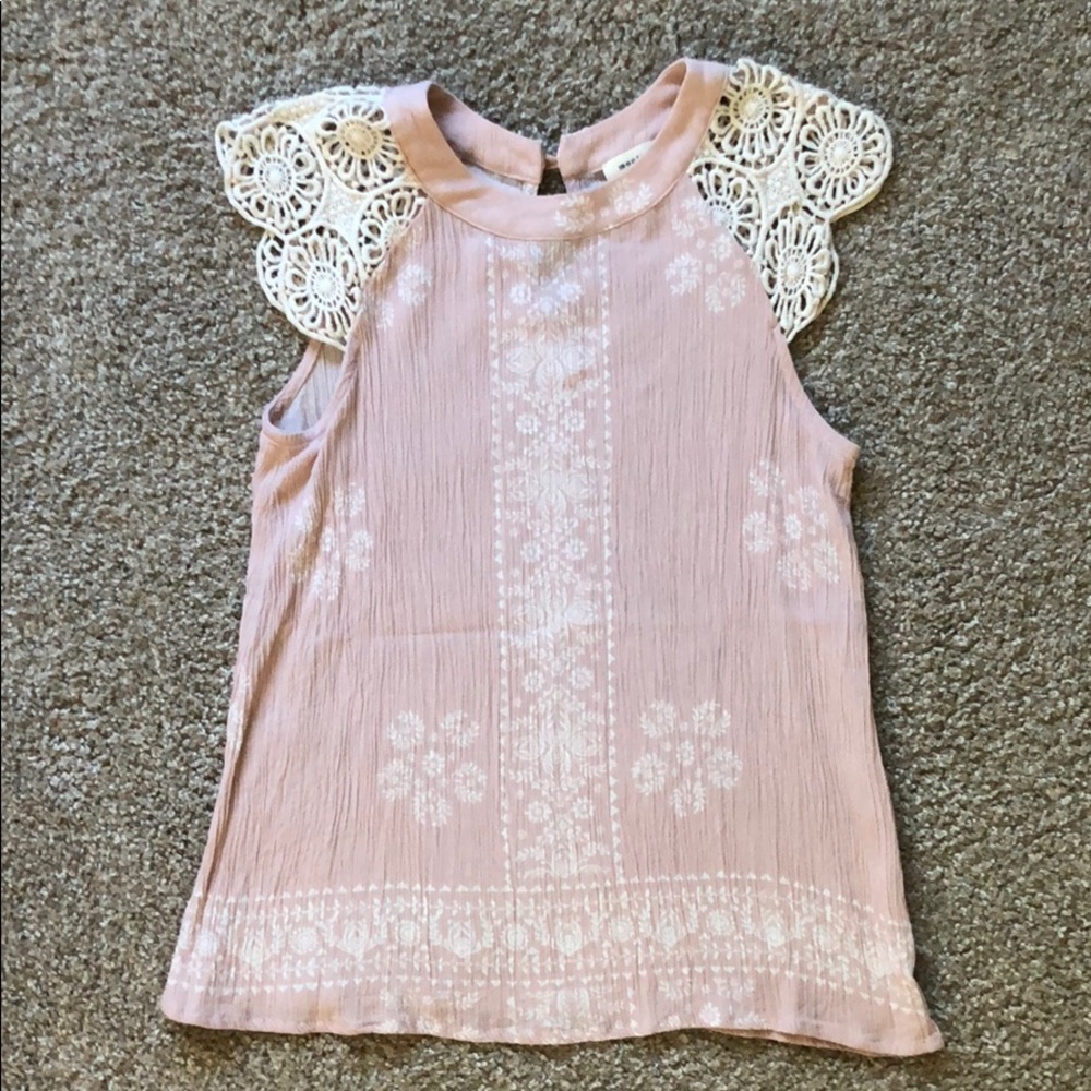 Girls top, size medium.
